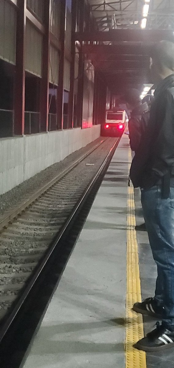 Dulce18054423's tweet photo. @Suburbanos Y eso tiene que ver en que manden trenes dirección Cuautitlán en la vía dirección Buenavista? 
Algunos tenemos el tiempo contado y llevamos esperando en lechería más de 10 minutos un tren a Buenavista. Estos son los resultados del capricho del AIFA? https://t.co/JIyoEyYy1K