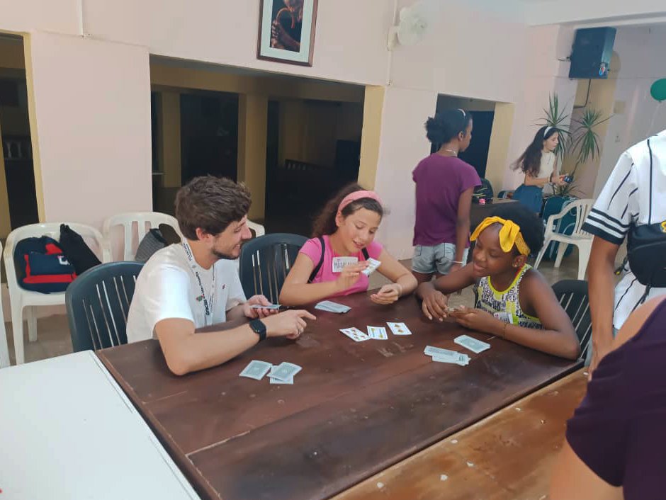 Los #VoluntariosAtresmedia han dedicado parte de su estancia en La Habana a colaborar con los jóvenes que atiende @fundacion_proclade, organizando actividades de ocio y talleres educativos con los que fomentar la creatividad y el trabajo en equipo 🏀.