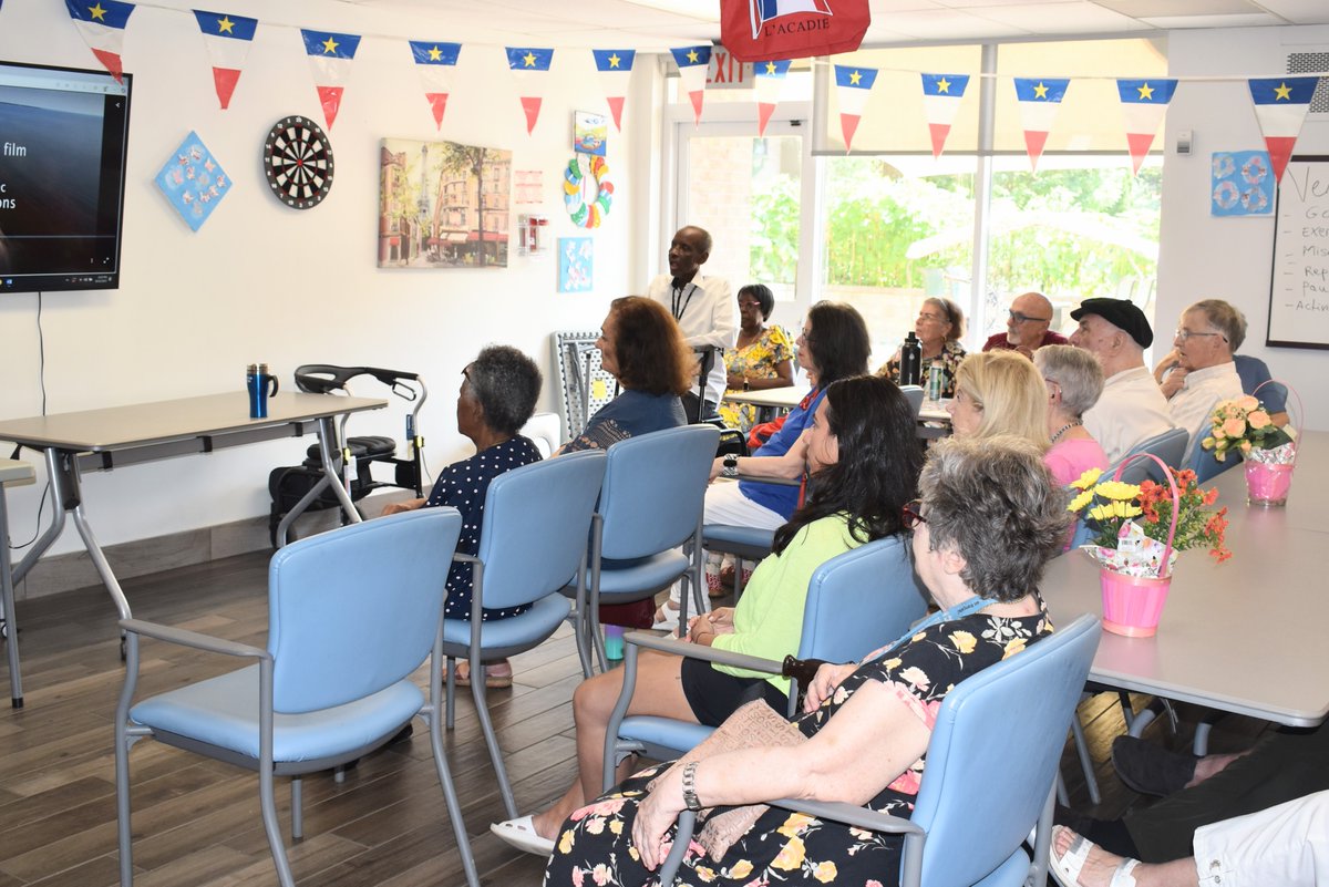 ⭐️On célébrait la Fête de l'Acadie (15 août) la semaine dernière. Plusieurs locataires de la PSL de #CAH sont Acadiens! Le drapeau franco-ontario a bientôt 50 ans. Mais saviez-vous que celui de l'Acadie est né en 1884? 
Son étoile jaune représente la vierge Marie.

#Acadie #aînés
