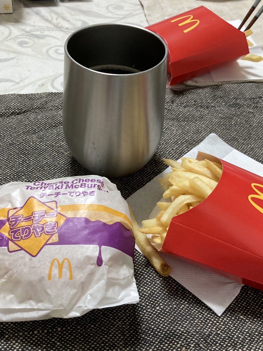 今日のお夕飯はチーチーてりやきでした🍔
旦那さんにはチーチーダブチで、二人でルナチーしました🙌