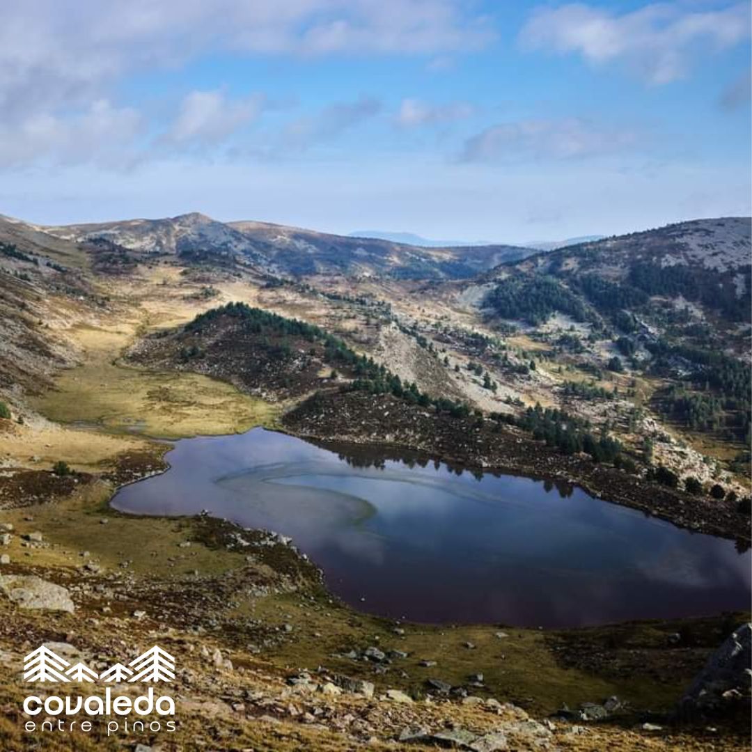 Laguna Larga – Picos de Urbión, Covaleda
Descubre la Laguna Larga, una joya glaciar situada a más de 2.000 metros de altitud en los Picos de Urbión. Rodeada de circos montañosos y paisajes de alta montaña, esta laguna ofrece un entorno único para los amantes del senderismo.