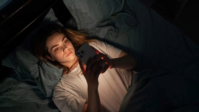 ظاهرة ما يُعرف باسم "وقت الانتقام" تأتي من البقاء مستيقظة بعد يوم طويل أمام شاشات الموبايل وتحولت اليوم إلى خطر مدمر لصحتكِ أضراراها تفوق التوقعات!! تعرفي معنا على أسبابها وطرق علاجها #صحة 