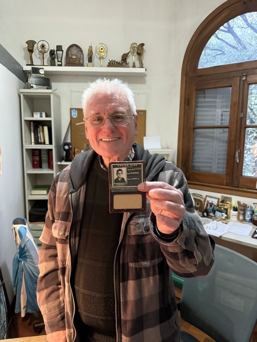 Y hablamos mucho de nuestro Racing querido, por supuesto.

Porque no se puede ser feliz en soledad.

Acá <a href="/CarlosUlanovsky/">Carlos Ulanovsky</a> posa con su verdadero DNI, el carnet de socio de <a href="/RacingClub/">Racing Club</a> fechado el 9/3/1950.
¡¿Quién pudiera!?