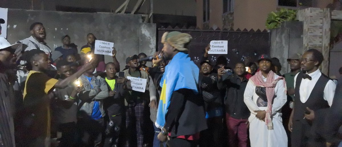#Kinshasa  : Avec son Excellence Constant Mutamba, ce jeudi 21 août 2025, à sa résidence, où la jeunesse organise la veillée de résistance. Les jeunes exigent une seule chose  :  son acquittement.