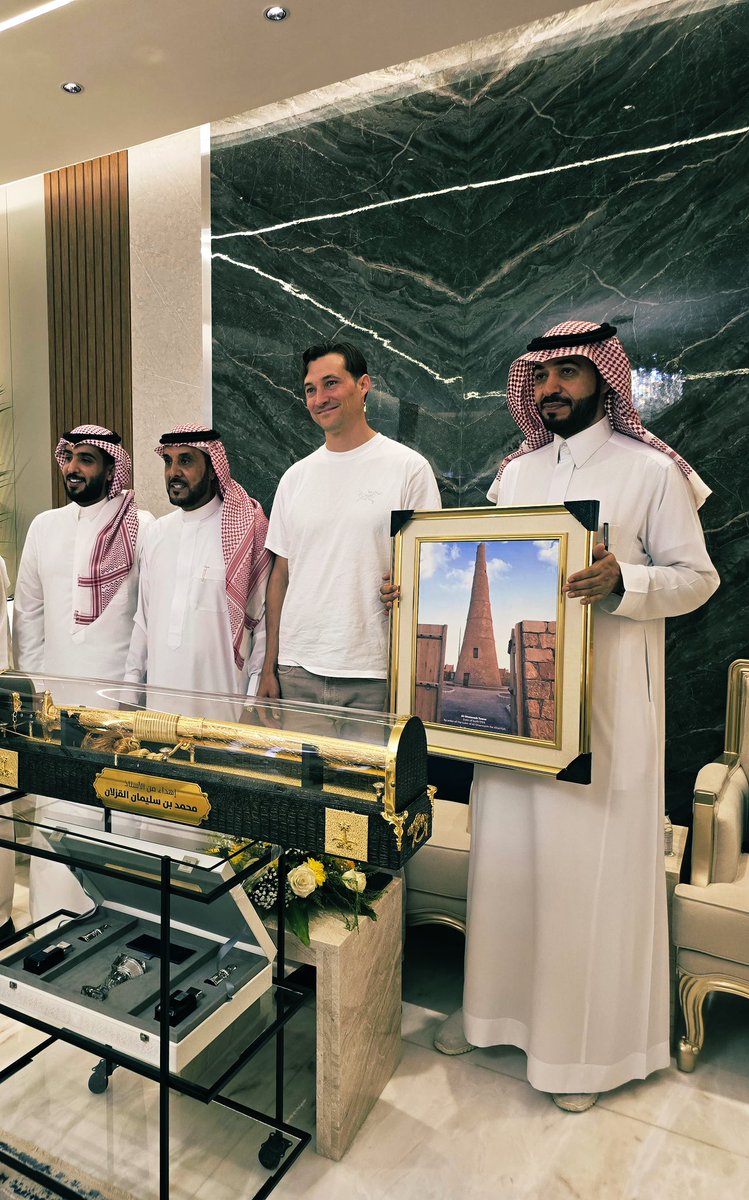 قبل قليل سعدنا بالسيد <a href="/BenHarburg/">Ben Harburg</a> مالك نادي الخلود السعودي @AlkholoodClub بضيافة الوجيه محمد القزلان وكان الحديث شيقاً عن الرياضة السعودية بشكل عام ورياضة الرس بشكل خاص ووعدنا المالك الجديد بتقديم مستويات تليق بالنادي وتحقيق آمال وتطلعات جماهيره مؤكداً على القرار الحكيم من