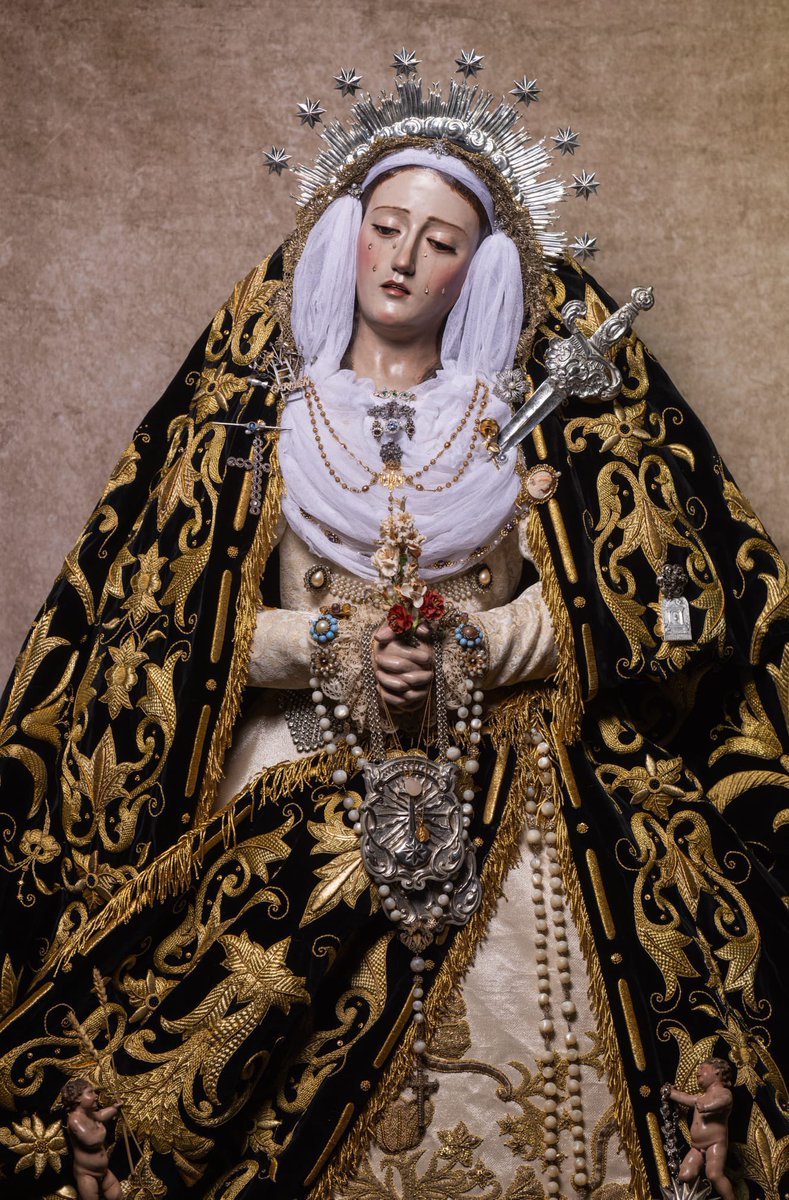 Hoy, 22 de Agosto, celebramos a Santa María Reina.  

“Apareció en el cielo una señal grande, una mujer envuelta en el sol, con la luna debajo de sus pies, y sobre la cabeza una corona de doce estrellas”(Apocalipsis 12)

Regína in cælum assúmpta,Ora pro nobis
📸 <a href="/LMFotosCofrades/">LMFotosCofrades</a>