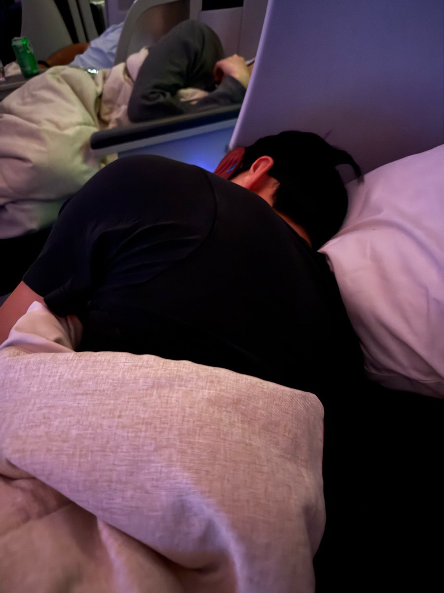 😭 yunho posting san and mingi sleeping