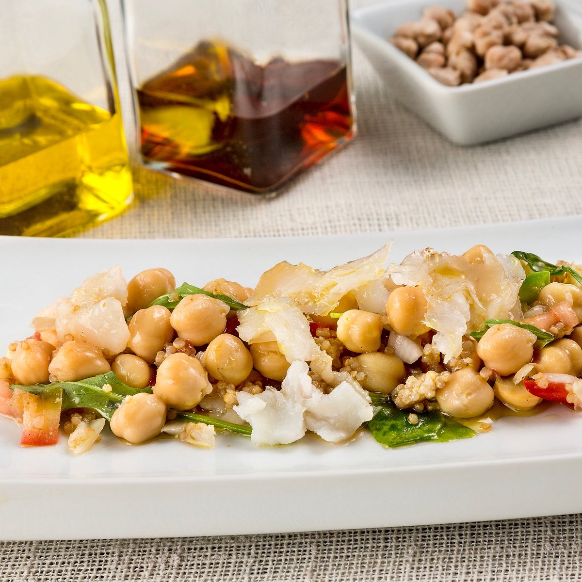 El garbanzo de la IGP 'Garbanzo de Escacena' transforma cualquier ensalada en un plato completo, perfecto para el verano… ¡y para todo el año! Con verduras y hortalizas frescas, aceite de oliva virgen extra, vinagre o aliños es el ingrediente estrella fijo en tu mesa