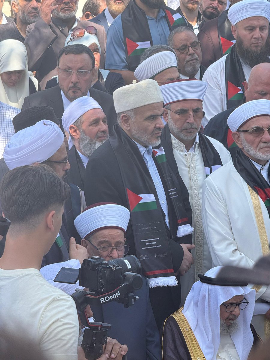 Bugün Cuma namazı sonrası, Dünya Müslüman Alimler Birliği'nin düzenlediği "Gazze: İnsani ve İslami Sorumluluklar" başlıklı konferans için dünyanın dört bir yanından gelen âlimlerle İstanbul'da buluştuk.