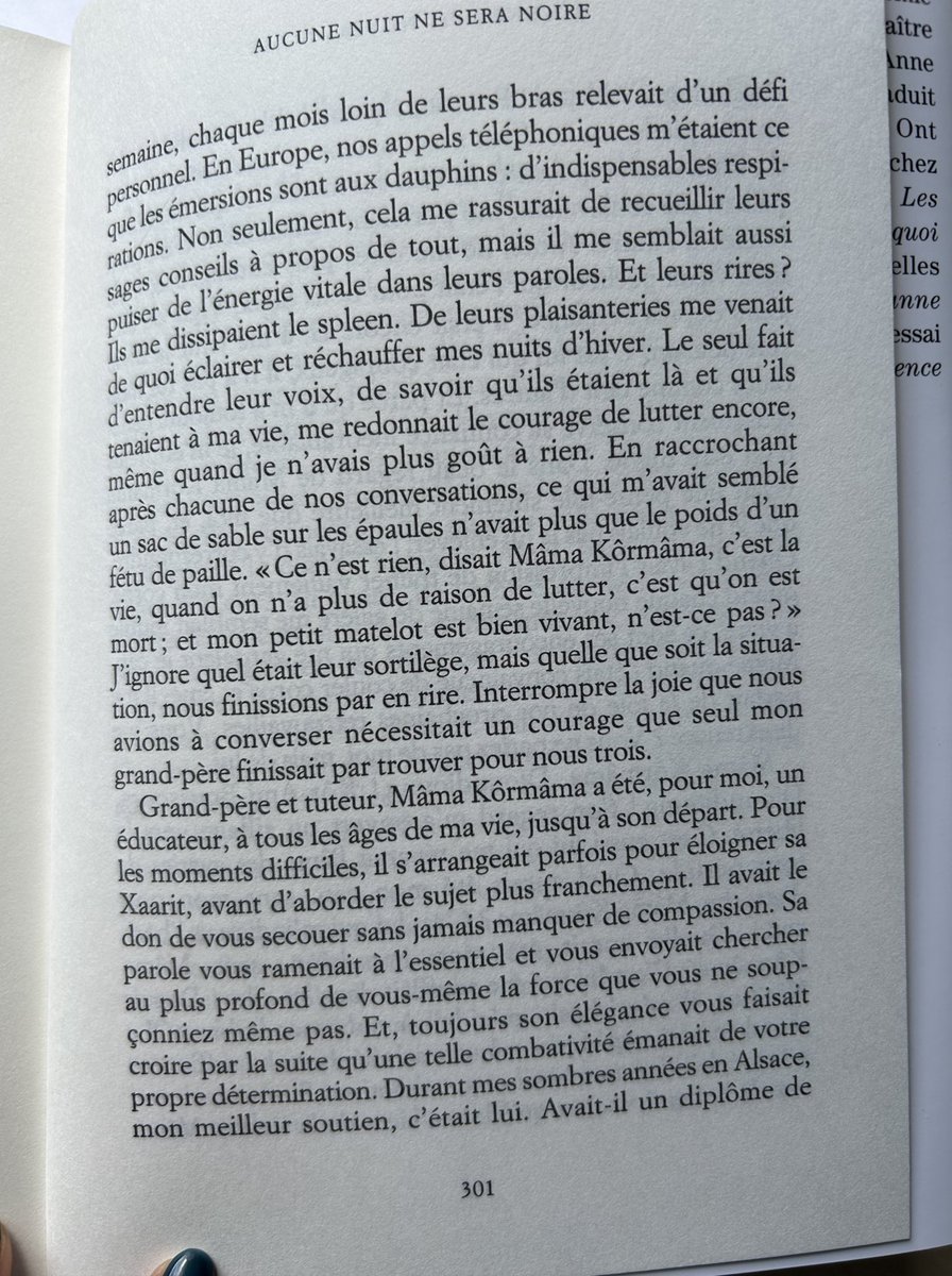 Rentrée de vacances coïncidant avec la rentrée littéraire!!🤩
Quel plaisir de retrouver « aucune nuit ne sera noire » de Fatou DIOME. 

Chaque fille dont le père fut ou est l’amour de sa vie, le capitaine de tous les capitaines, le meilleur ami , le psychologue… s’y retrouvera.