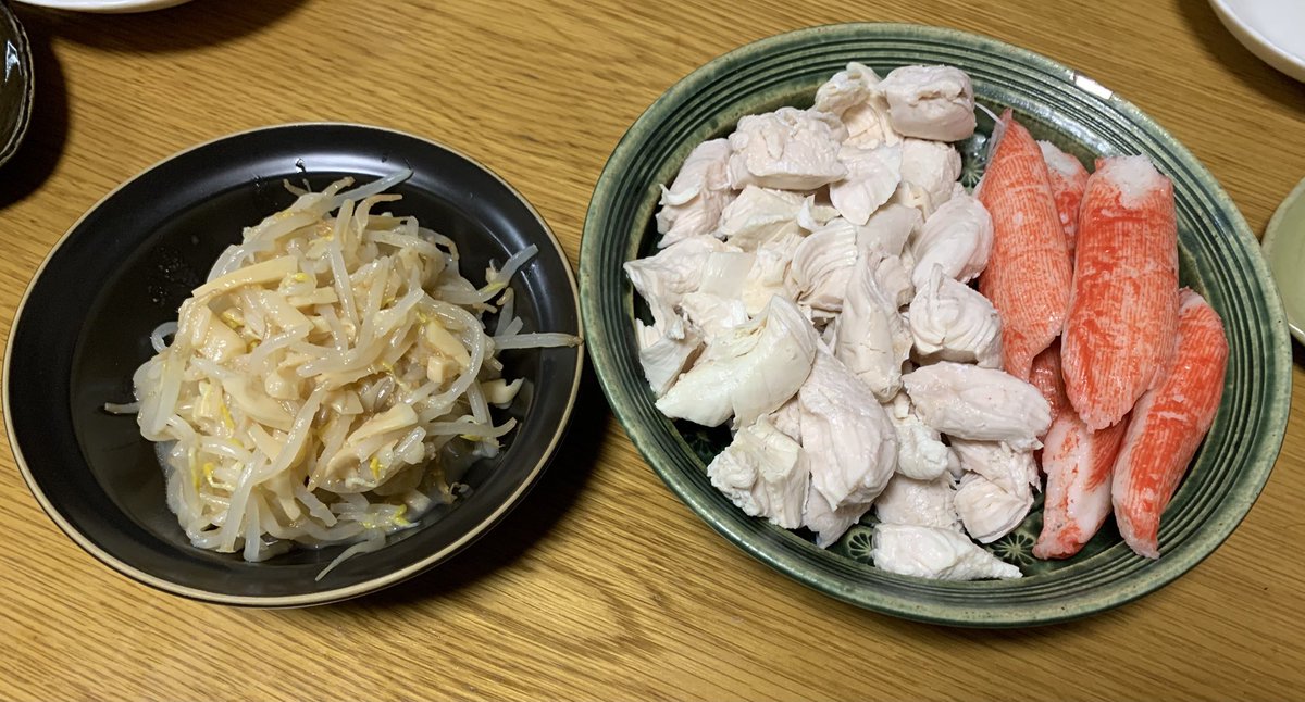 R47th's tweet photo. 今日も一日…暑い中、お疲れ様でした🥵
仕事後にあれこれ作りたくないから、仕事前にササミを茹でて放置して帰宅後冷水で〆てほぐして茹でササミ🐓
マヨわさ醤油で👍カニカマも解さず🦀
もやしとやわらぎメンマナムル☝️
ササミの茹で汁で中華スープ🥣
今宵は #THERICH🍺で🍻 https://t.co/taDqwBTFUW
