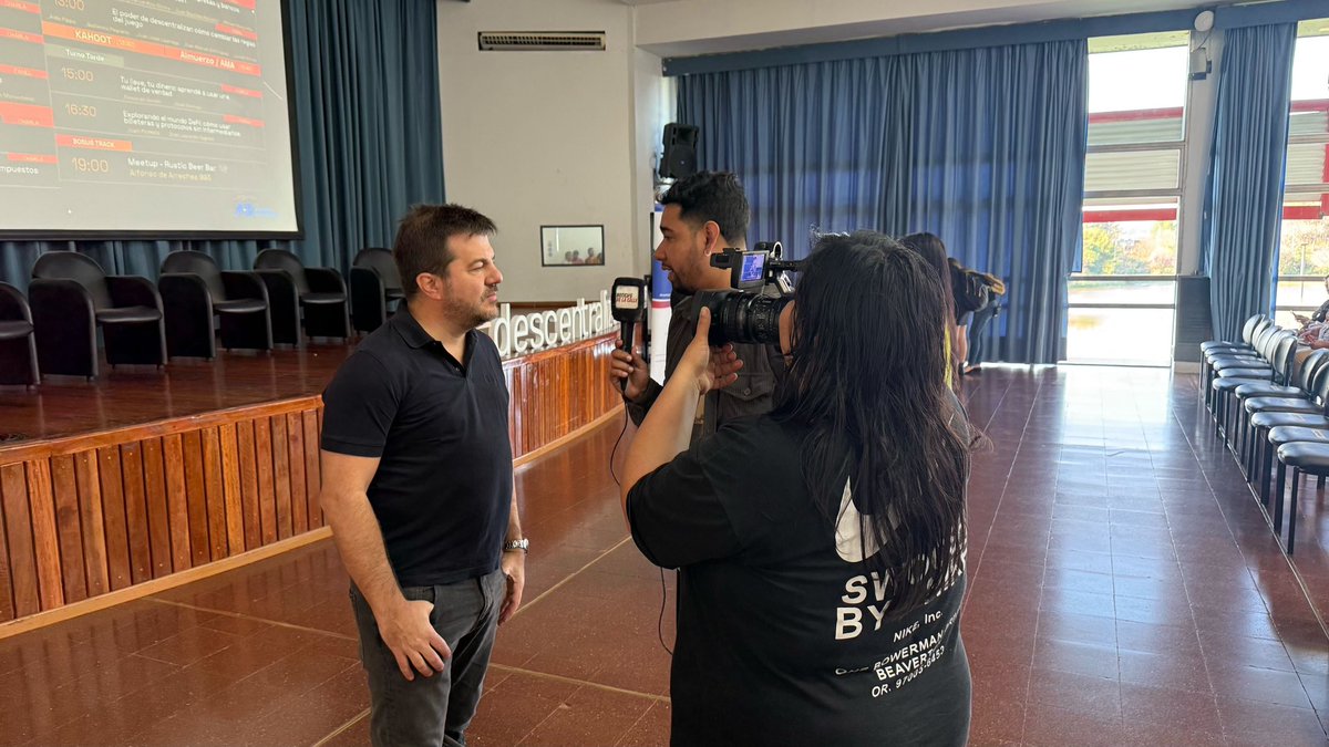 kamiPay (@kamipay_io) on Twitter photo En el inicio de #DescentralizAR en Posadas, la prensa local entrevista a <a href="/bourbonni/">Nico ₿⚡️丰🧉🇦🇷 🤙💜</a>, nuestro cofounder. Esta mañana Nico participa en el panel sobre Bitcoin y stablecoins en el uso cotidiano (10:15 hs) En el inicio de #DescentralizAR en Posadas, la prensa local entrevista a <a href="/bourbonni/">Nico ₿⚡️丰🧉🇦🇷 🤙💜</a>, nuestro cofounder. Esta mañana Nico participa en el panel sobre Bitcoin y stablecoins en el uso cotidiano (10:15 hs)