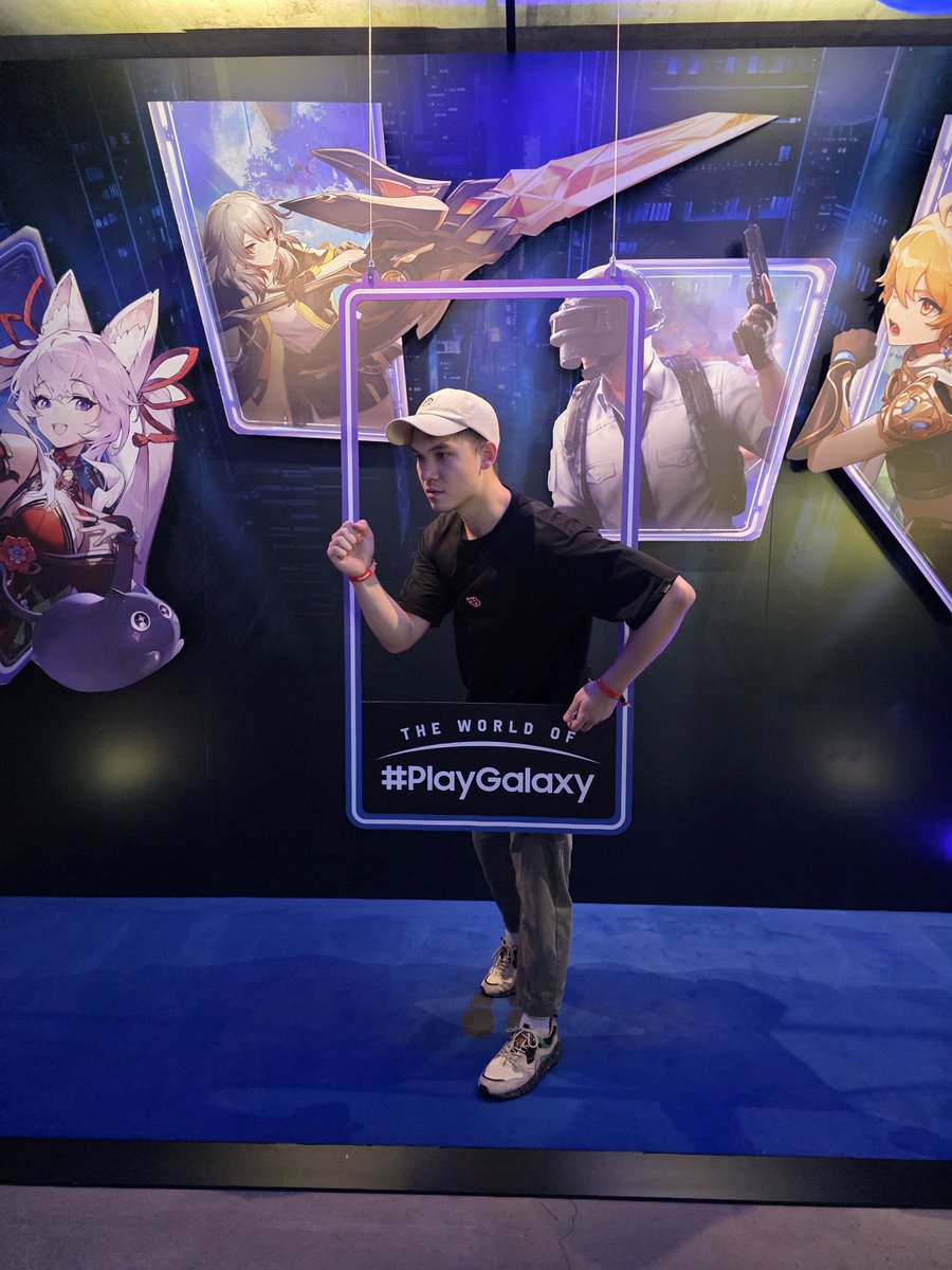 Doing Gamescom things , but also outside of Gamescom other fun booths. Don't mind me farming some quest points here

#playgalaxy @samsungmobile