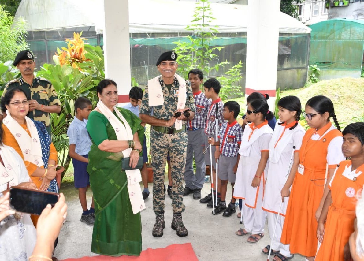 stcbsfnb's tweet image. In a heartwarming initiative, BSF Mahila Band performed for Divyang students of Prerna Educational Centre, spreading joy &amp;amp; inspiration. Led by Sh. Karni Singh Shekhawat, IG STC, BSF also gifted chairs &amp;amp; fans to the school, reaffirming its commitment to differently-abled children.
