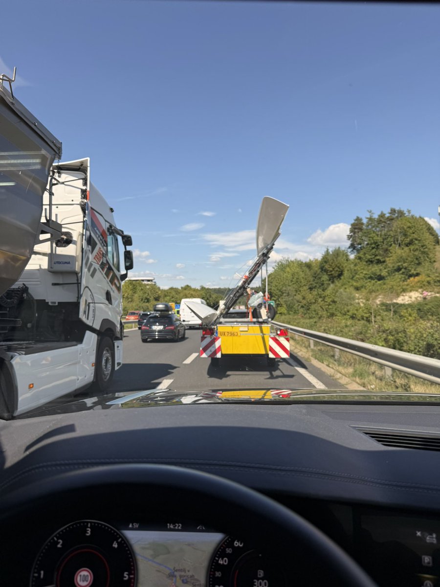 To je dovoljeno z osebnim avtom vozit?