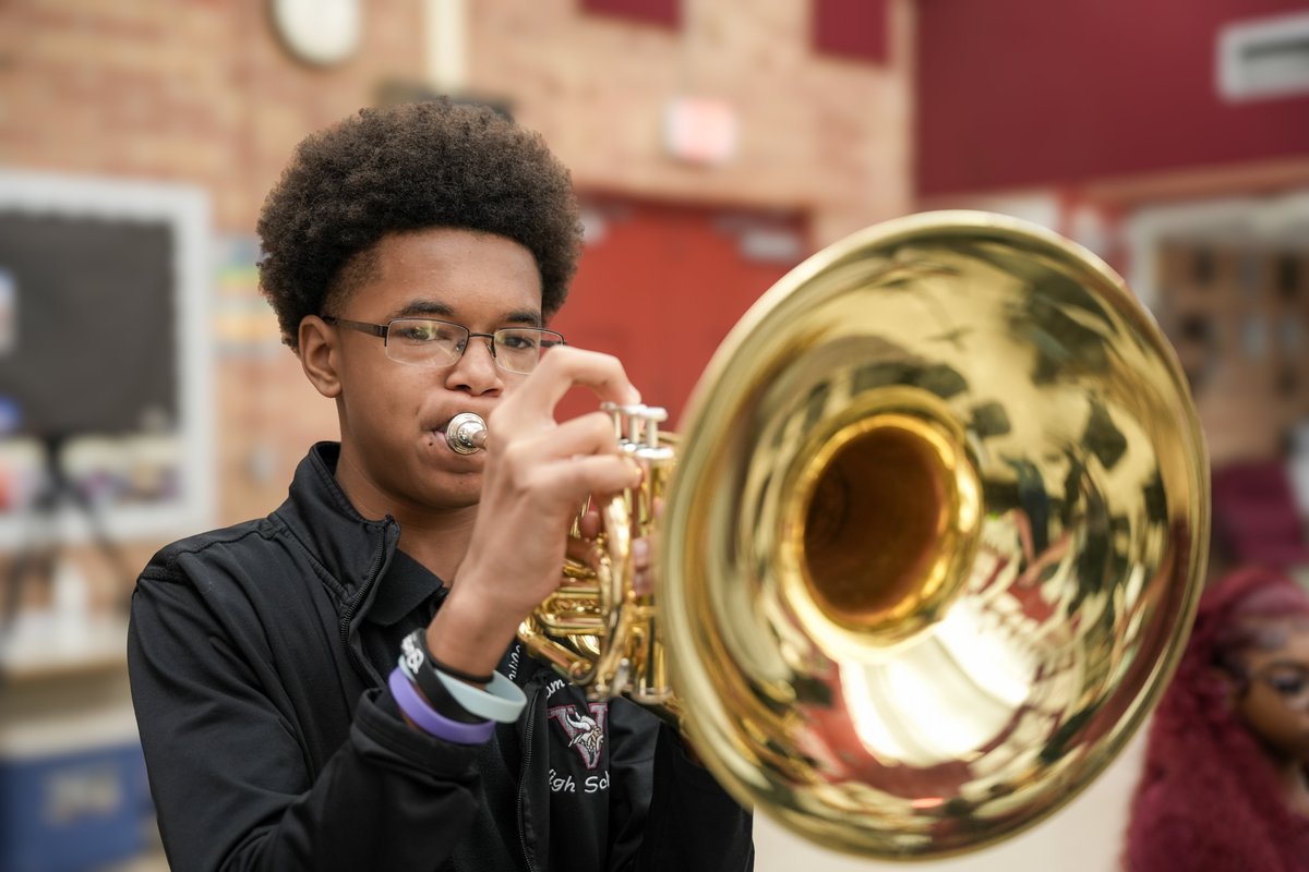 DuvalSchoolsHr's tweet image. 🎶📸 The @WilliamMRaines band isn’t just about music—it’s about family, confidence, and heart.

Check out these moments under the direction of @DuvalSchools Dr. KuRonde Washington 🎺✨

👉 Join the A-Team. Duval Delivers.
 duvalschools.org/o/dcps/page/ca…

#TeamDuval #BandLife #RainesHigh