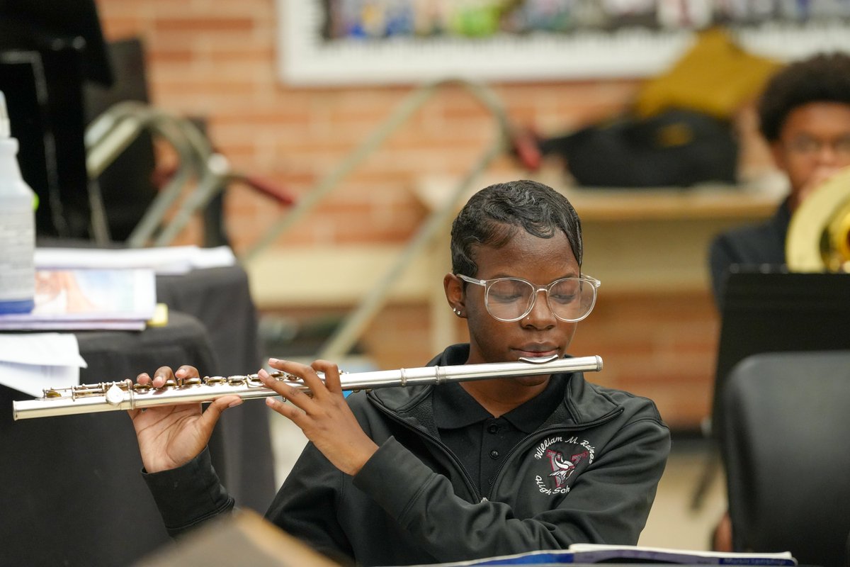 DuvalSchoolsHr's tweet image. 🎶📸 The @WilliamMRaines band isn’t just about music—it’s about family, confidence, and heart.

Check out these moments under the direction of @DuvalSchools Dr. KuRonde Washington 🎺✨

👉 Join the A-Team. Duval Delivers.
 duvalschools.org/o/dcps/page/ca…

#TeamDuval #BandLife #RainesHigh