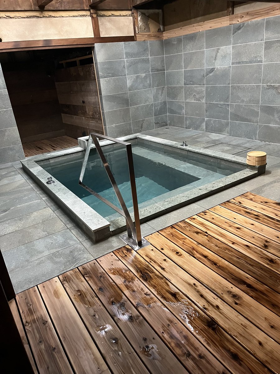 近所にできたKIWAMI SAUNA大須へいってきた🧖‍♀️
個人的にやばかったのは、スチームサウナ。硬い扉を開けたらスチームと熱気がすごくて、ひとりで「うわ、やば、ははは」となってた🌿
ただ、夜だからか蚊にめちゃくちゃ刺されてかゆくなったとさ🤣