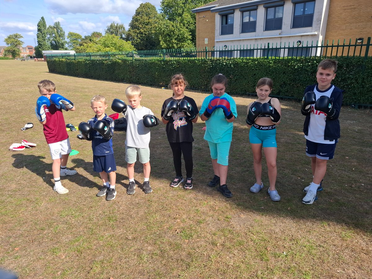 SGTownCouncil1's tweet image. What a knockout !   🥊

These children jabbed, hooked and moved there way through our FREE boxing session hosted by @sportonyourDS.

 What a great FREE summer of events we have had with one week still to go.

 #takingprideinourtown #freesummerfun