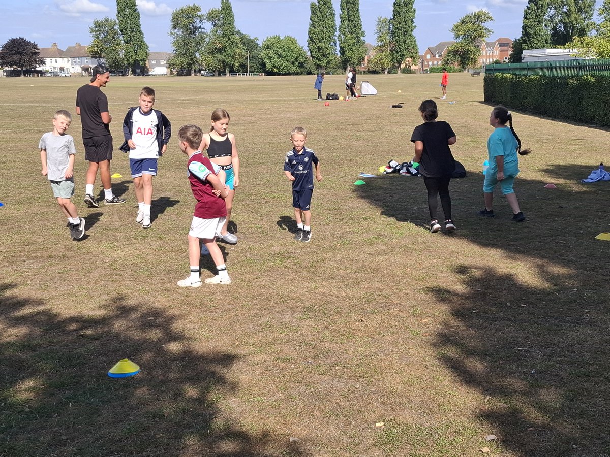 SGTownCouncil1's tweet image. What a knockout !   🥊

These children jabbed, hooked and moved there way through our FREE boxing session hosted by @sportonyourDS.

 What a great FREE summer of events we have had with one week still to go.

 #takingprideinourtown #freesummerfun