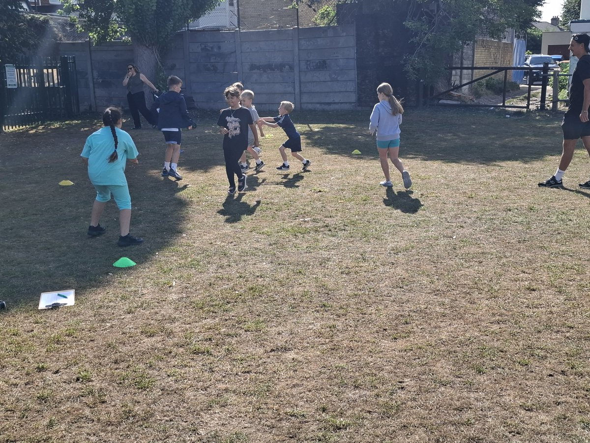 SGTownCouncil1's tweet image. What a knockout !   🥊

These children jabbed, hooked and moved there way through our FREE boxing session hosted by @sportonyourDS.

 What a great FREE summer of events we have had with one week still to go.

 #takingprideinourtown #freesummerfun