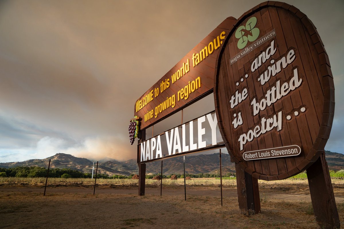 CalifNapaValley's tweet photo. The #PickettFire north of #Calistoga grew to 1,200 acres yesterday in the #NapaValley.
By night, firefighters had knocked down major hotspots thanks to coordinated air/ground efforts.

Grateful to @NapaSheriff @CAL_FIRE @CALFIRELNU @NapaFirewise + regional teams.

📸 @MikeCuffe https://t.co/wdBj3dzdDf