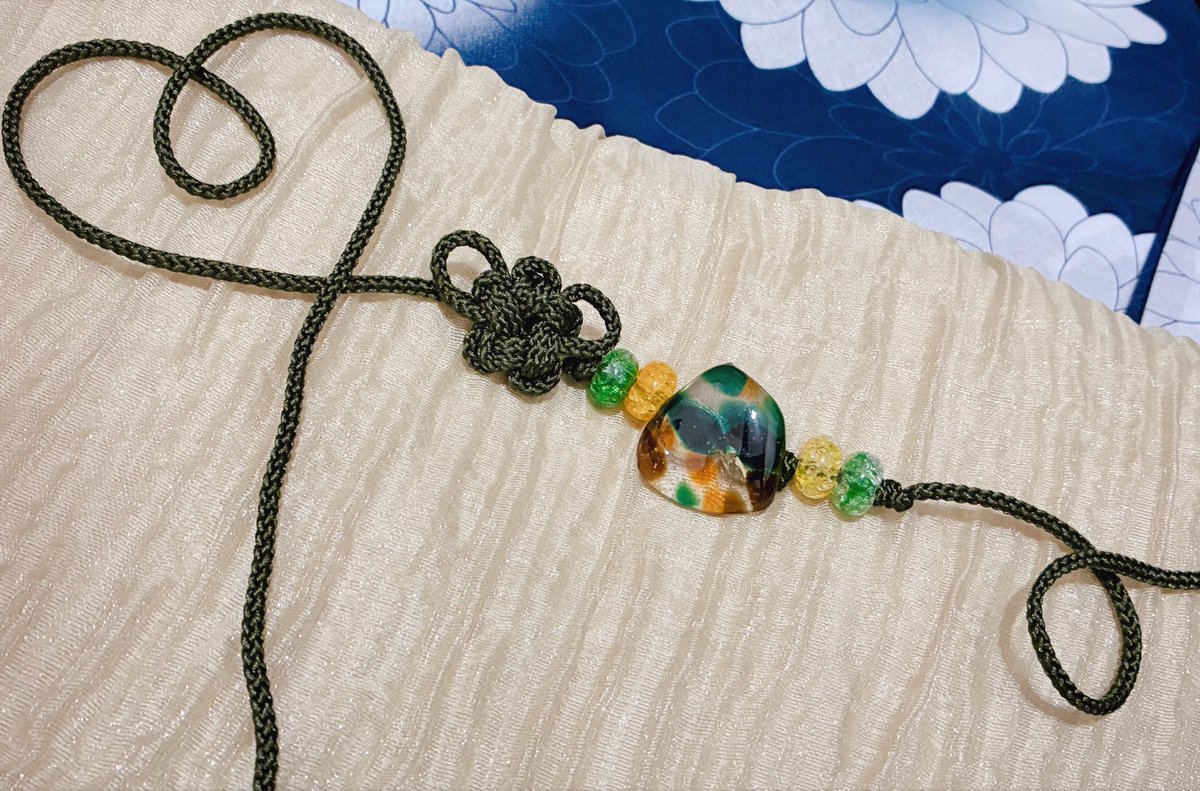 浴衣と帯は用意したのに飾り紐がなくて「あっべどうすっかね」と思ったので急遽拵えました。色が炭善カラーなのは狙ったとかじゃないんですこの浴衣と帯の色なら合うのは緑と黄色だなと思っただけで炭善を意識してるだなんてそんなわけでは(早口)