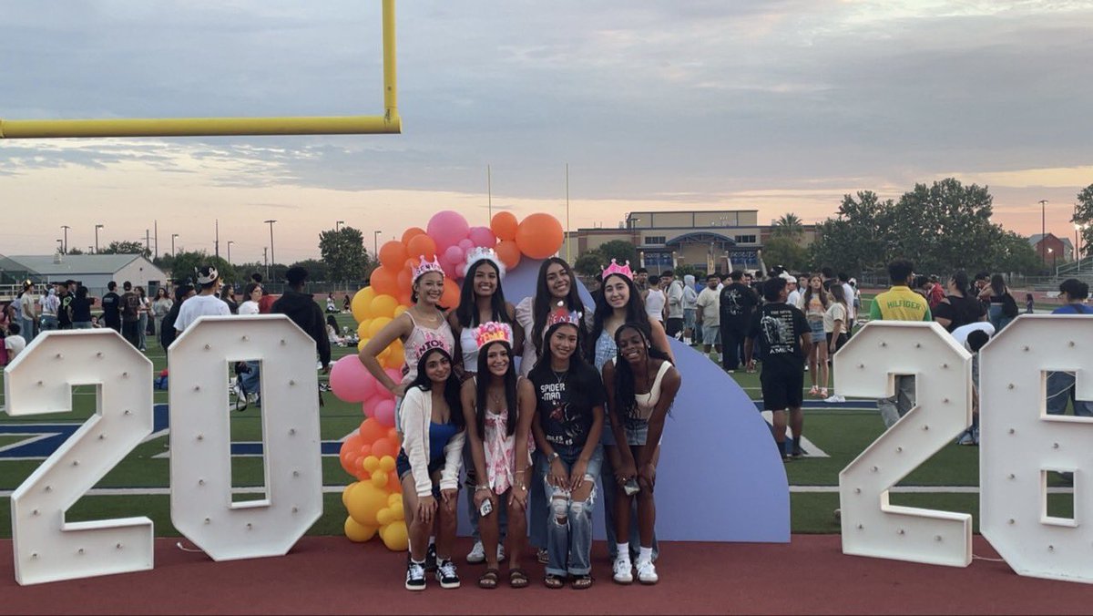 Our seniors at SENIOR SUNRISE before Floresville Tournament Day 2! 🌅