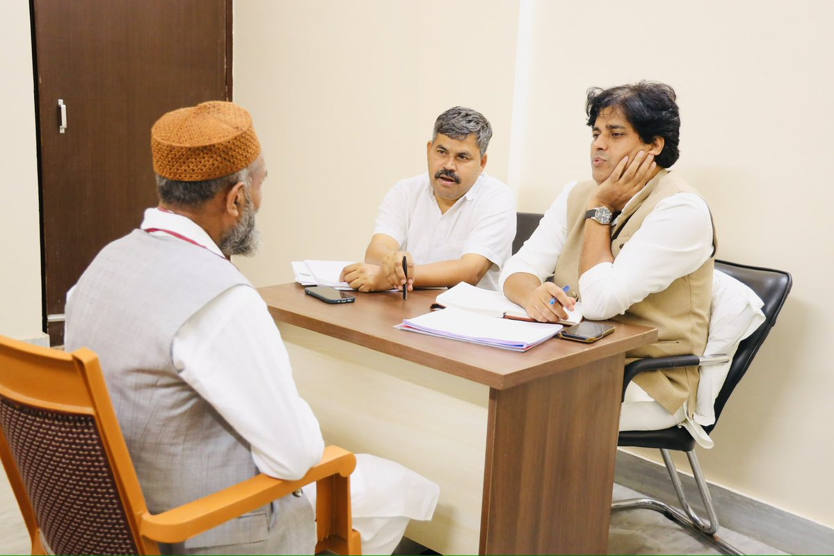 Imran Pratapgarhi (@shayarimran) on Twitter photo पिछले 3 घंटे से मुज़फ़्फ़रपुर ज़ोन की स्क्रीनिंग कमेटी की मीटिंग जारी है और बाहर आवेदकों की भारी भीड़ है, राहुल जी की वोटर अधिकार यात्रा ने बिहार के कार्यकर्ताओं में ग़ज़ब का उत्साह भर दिया है।
<a href="/RahulGandhi/">Rahul Gandhi</a> <a href="/kcvenugopalmp/">K C Venugopal</a>
<a href="/Allavaru/">Krishna Allavaru</a> <a href="/INCBihar/">Bihar Congress</a> पिछले 3 घंटे से मुज़फ़्फ़रपुर ज़ोन की स्क्रीनिंग कमेटी की मीटिंग जारी है और बाहर आवेदकों की भारी भीड़ है, राहुल जी की वोटर अधिकार यात्रा ने बिहार के कार्यकर्ताओं में ग़ज़ब का उत्साह भर दिया है।
<a href="/RahulGandhi/">Rahul Gandhi</a> <a href="/kcvenugopalmp/">K C Venugopal</a>
<a href="/Allavaru/">Krishna Allavaru</a> <a href="/INCBihar/">Bihar Congress</a>