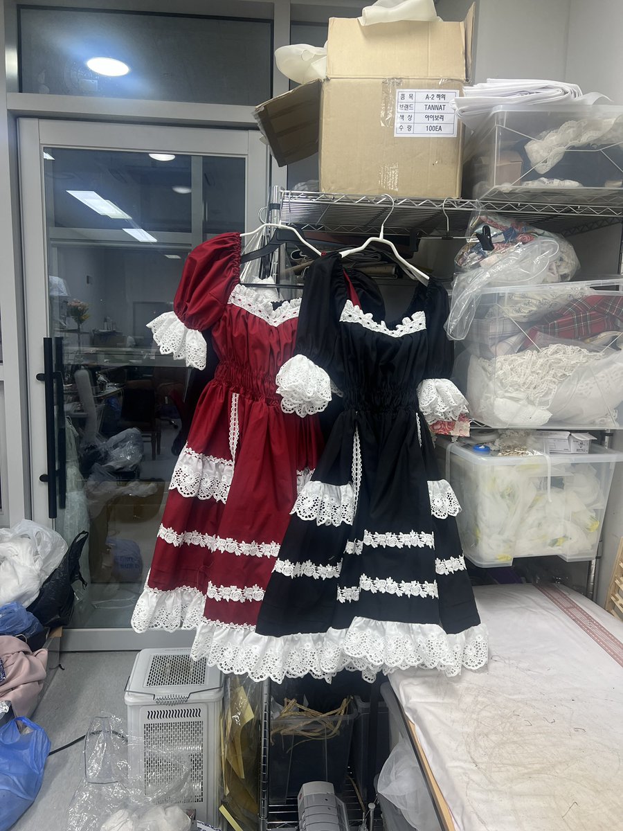 마곡 사무실에서 만든 아마도 마지막 샘플🥹 
이제야 공개🤣 로즈바스켓과 비슷한 패턴이라 허리는 강조하고, 스커트는 풍성해서 누가 입어도 넘 예쁘답니다🌷