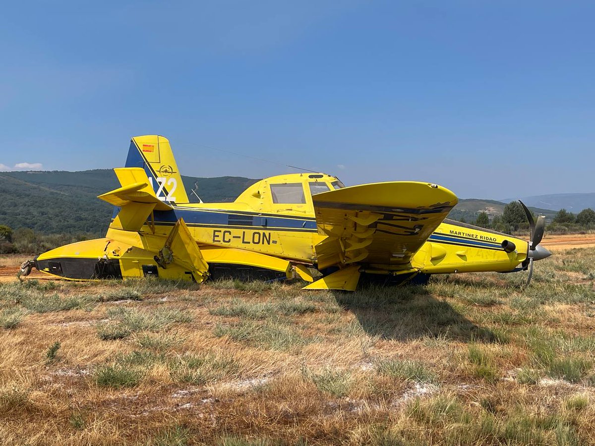 #AccidenteAéreo hoy de avión contraincendios AT-802F (EC-LON), de "Trabajos Aéreos Martinez Ridao", en la base contrancendios de Rosinos de la Requejada, #Zamora, #España 🇪🇸, durante su aterrizaje. Piloto ileso aparentemente. La aeronave ha sufrido numerosos daños. 22-08-25