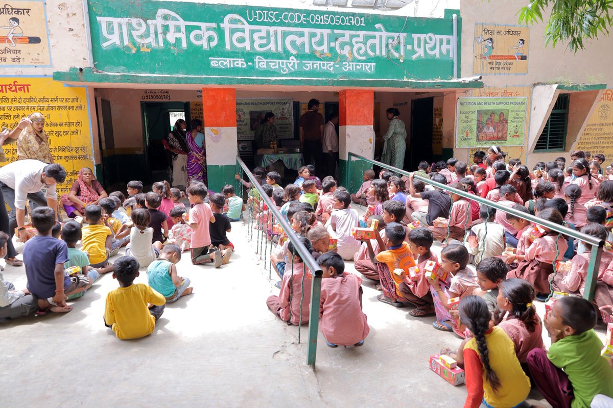 We_BlessingF's tweet image. ✨ बच्चों की मुस्कान से बढ़कर कुछ नहीं ✨
Blessing Foundation ने @DaburIndia के साथ मिलकर बच्चों को पौष्टिक ड्रिंक्स व हेल्थ सपोर्ट दिया 💙🌿
👉 स्वस्थ बच्चे = मज़बूत भविष्य
🙏 धन्यवाद Dabur इस पहल का हिस्सा बनने के लिए! 

#ChildNutrition #HealthForAll #BlessingFoundation