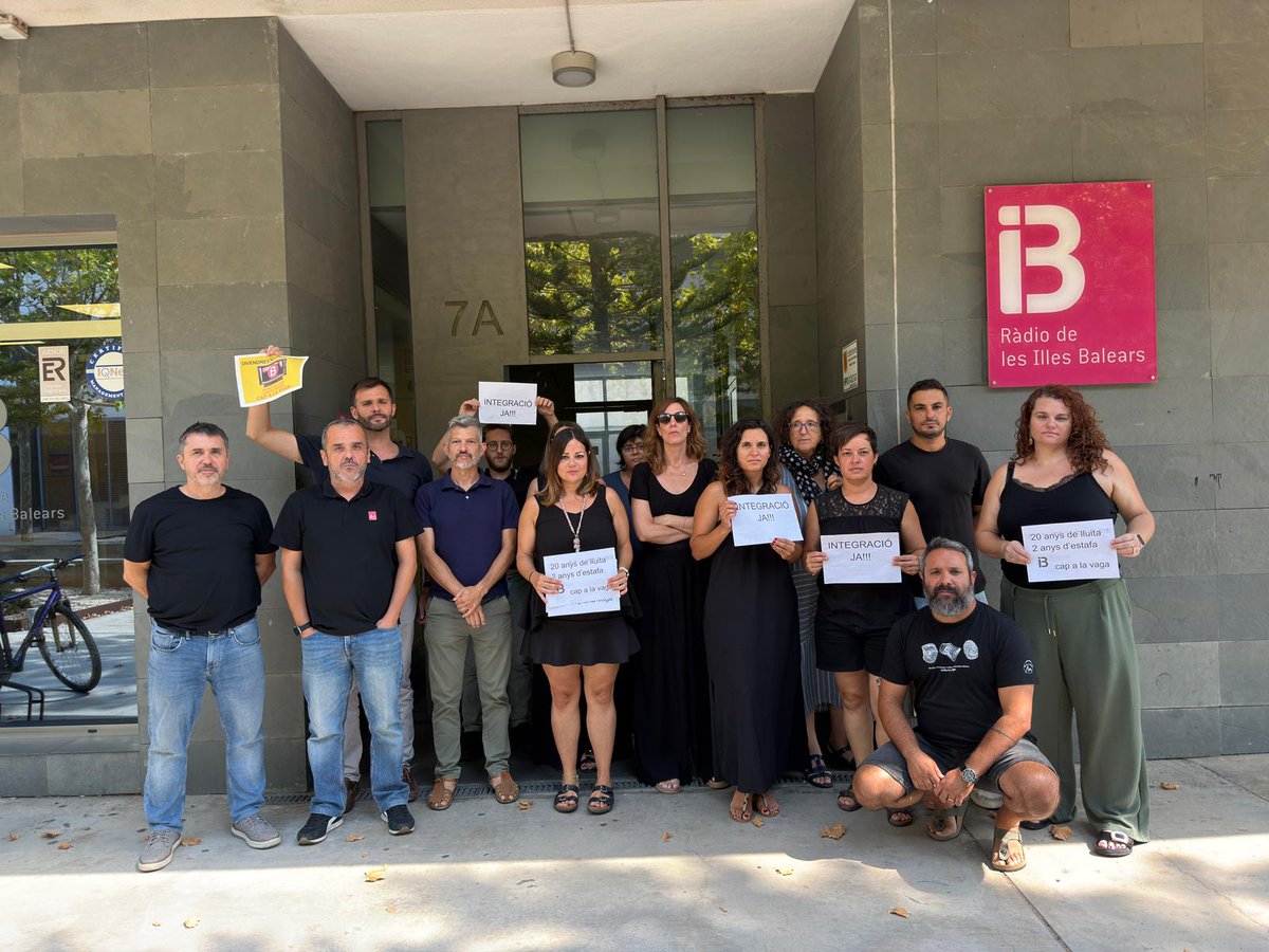 Comitè d'empresa EPRTVIB. IB3 (@comiteinfosib3) on Twitter photo Torna a ser Divendres Negre a la ràdio i encara no s'ha solucionat res. A veure si feim via <a href="/cabrer_catalina/">Catalina Cabrer</a> <a href="/MargaProhens/">Marga Prohens</a> <a href="/AMEstarellas/">Antònia Maria Estarellas</a> #DivendresNegre #internalitzacióJA Torna a ser Divendres Negre a la ràdio i encara no s'ha solucionat res. A veure si feim via <a href="/cabrer_catalina/">Catalina Cabrer</a> <a href="/MargaProhens/">Marga Prohens</a> <a href="/AMEstarellas/">Antònia Maria Estarellas</a> #DivendresNegre #internalitzacióJA