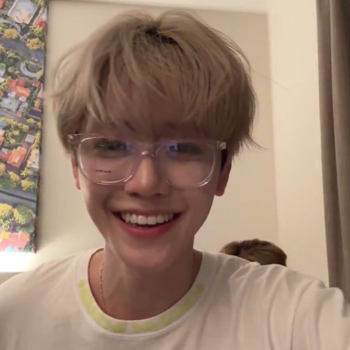 “เขาบอกว่าขี้แมลงวันคือจุดที่คนรักชาติก่อนเคยจุ๊บไว้”

“ครับ”

“เบบี๋จุ๊บเค้าหน่อย ชาติหน้าเค้าอยากมีอีก”