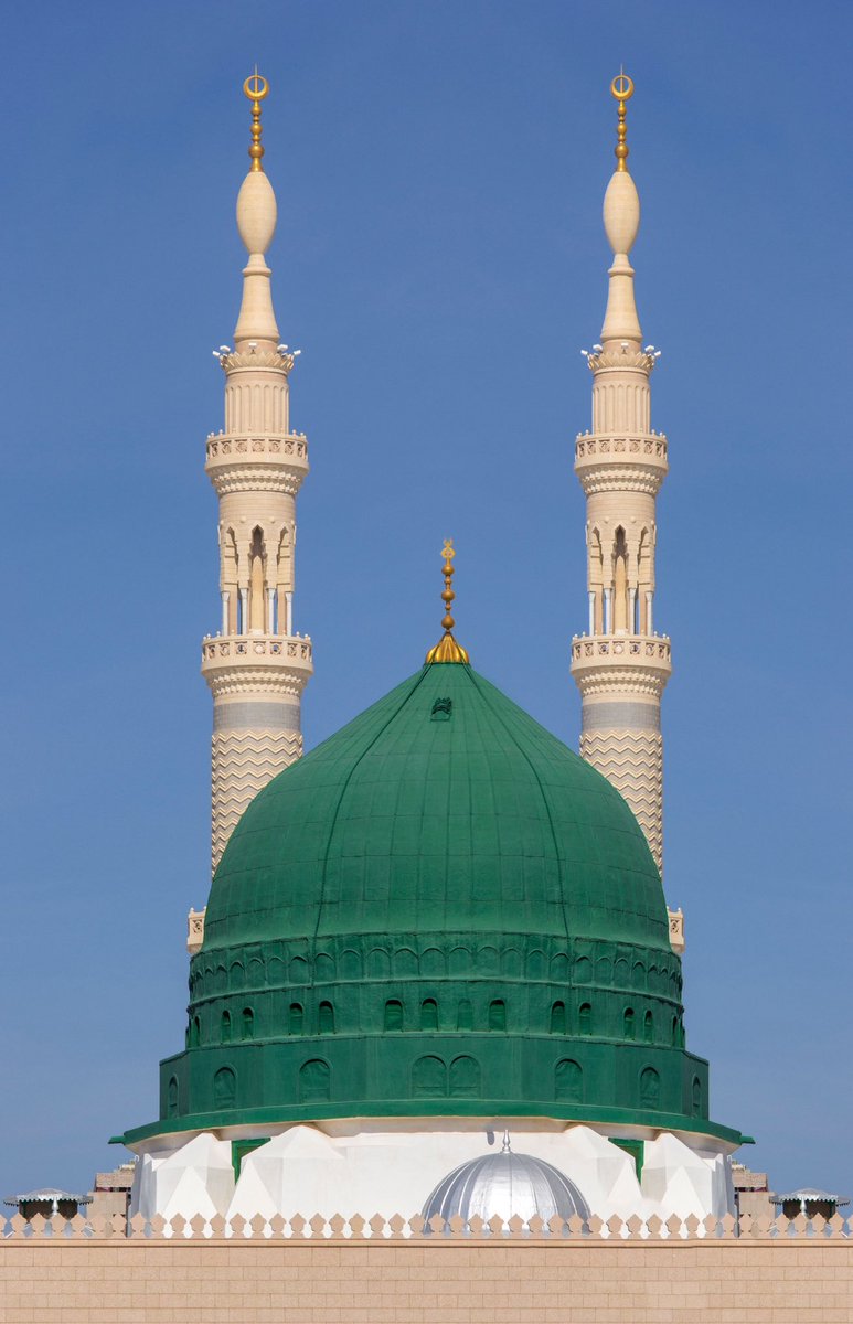 يا سيّدي، والنور قِبلةُ أُمَّةٍ
تاهت، فأشعل من جبينِكَ موقدا

ومؤرّقات الجودِ منكَ مواهبٌ
أنَدِيَّ كَفٍّ كُنتَ؟ أم كُنتَ النَّدَى

اللهم صل وسلم وبارك على سيدنا ونبينا وحبيبنا وشفيعنا محمد وعلى آله وصحبه اجمعين 

#ابو_القاسم
#صلوا_عليه_وسلموا_تسليما