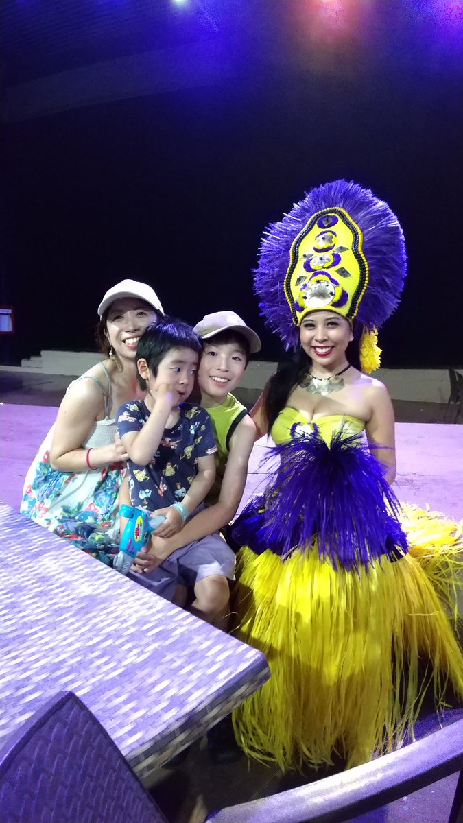 nakayama_chan's tweet photo. からのぉ
ダンスパフォーマンス鑑賞!
…君はどこを見ているのじゃ
#12yearsold #4yearsold #parenting #Guam #Chamoru https://t.co/UcVaXQb4hT