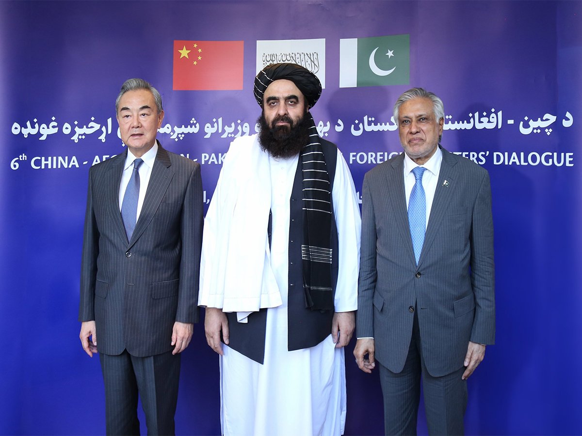 ani_digital's tweet photo. Afghanistan, Pakistan and China vow stronger cooperation against terror groups at trilateral meeting
Read @ANI Story | https://t.co/hTMdvX9SxV
#Afghanistan #Pakistan #China #TerrorGroups #TrilateralMeeting https://t.co/fpEqyohmLU