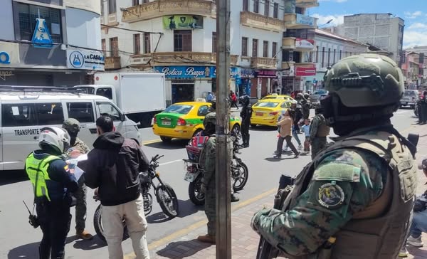 NotimilOficial's tweet photo. 🇪🇨#Ambato | La @FuerzaAereaEc, en coordinación con la @PoliciaEcuador y autoridades locales, ejecutó operaciones de control de armas, municiones y explosivos en el perímetro del CPL Tungurahua y la ciudad, reforzando la seguridad y reduciendo riesgos delictivos. https://t.co/9gCrM8H3n0