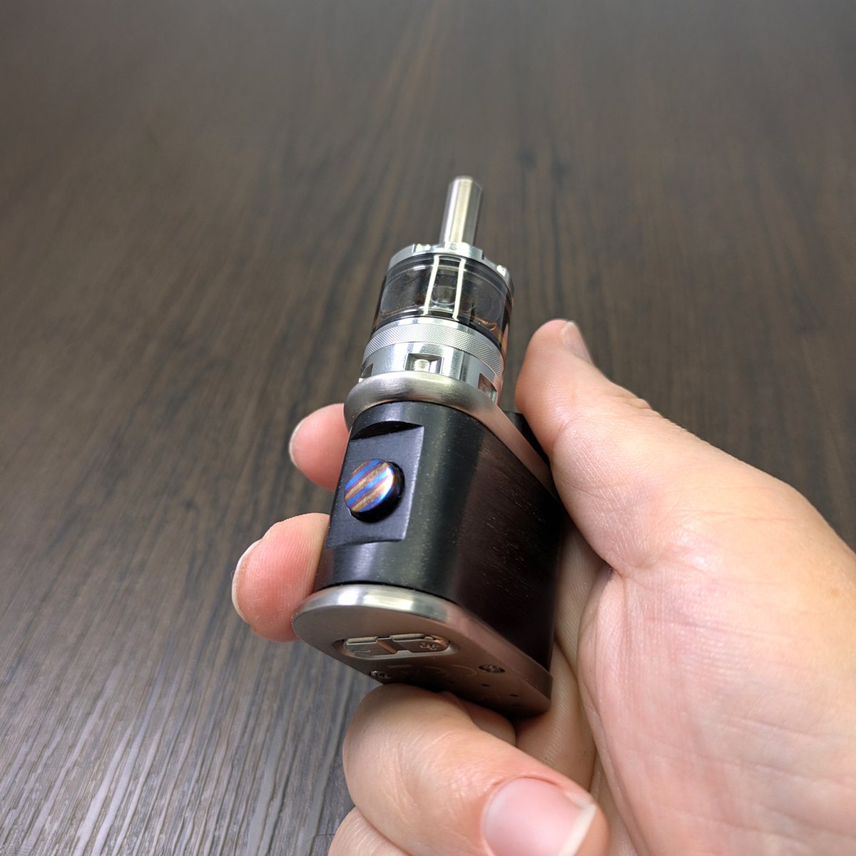 NEO27809986's tweet photo. お疲れ様です(^^)/
今日はSeyさんにいただいたSeyPico-miniを軽くペーパーがけして蜜蝋ワックス塗って、一人で喜んでいました🤣
ピカピカにしたかったんですがスポンジヤスリを切らしていて・・・
次回はピカピカにしよう😊👍
#MOD_NEO #VAPE #Pico #sey #SemiMechanical https://t.co/uHj9950Pcq
