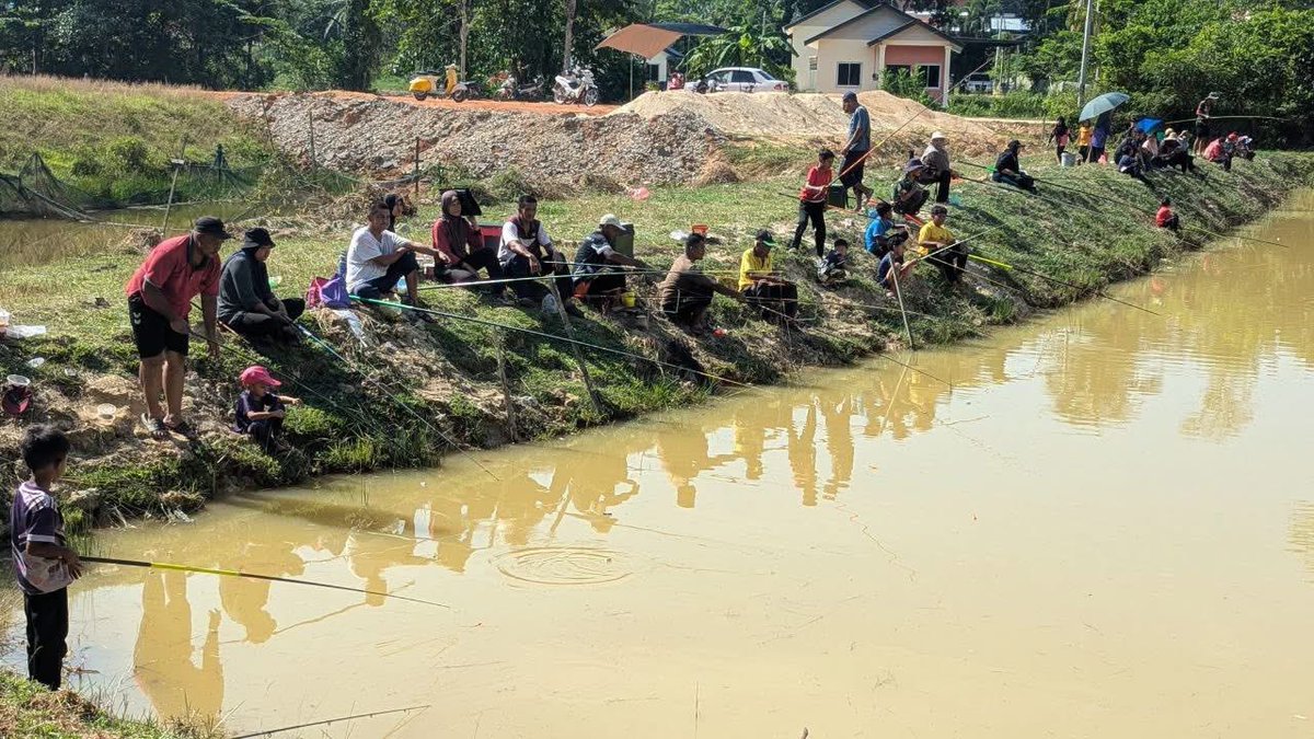 Ngail suko-suko sama sekampung.

Pertandingan Ngail Joran Setok mengisi slot Program YB Cakna Komuniti Felda Selasih.
Ada hadiah maknanya ada ikan. 
Tahniah dan syabas JPKK Felda Selasih.