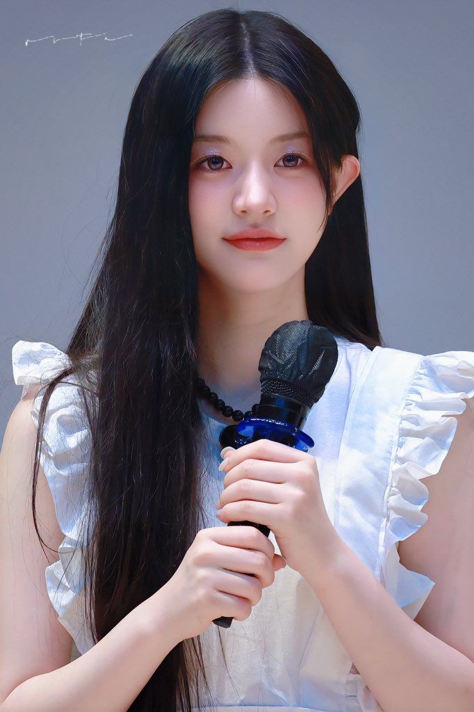 yookarita's tweet photo. @mizingyu @subneighlove @neighlove @chowbys Setelah itu senja melirkk bang sebcho bentar, "duh gataw lagi speech apa, intinya couragers kita harus ttp temenan yeah awas aja klo gamaw. Dah gitu aja kasian enih bang sebcho kebelet speech daritadi" Ucapnya sambil memberikan mic kepada @chowbys https://t.co/E6ls3fqW2v