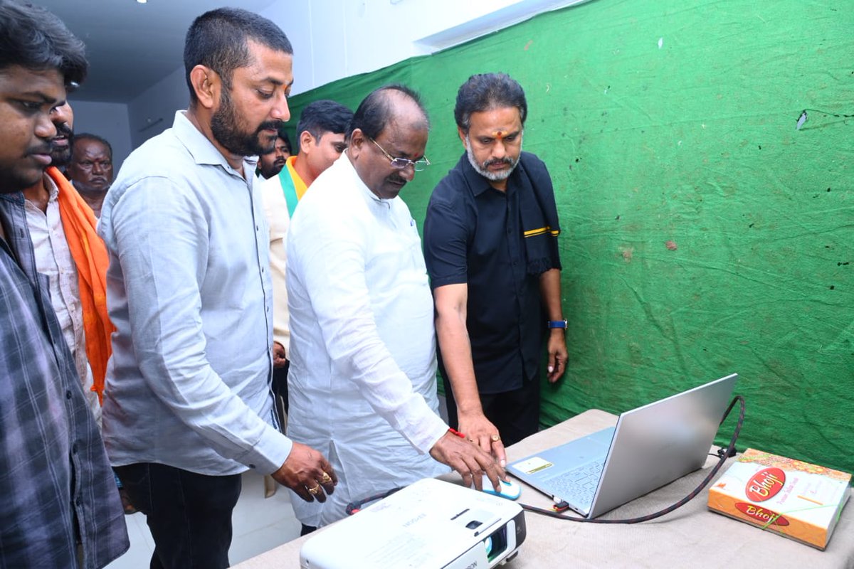 Somu Veerraju / సోము వీర్రాజు (@somuveerraju) on Twitter photo మెగాస్టార్ చిరంజీవి <a href="/KChiruTweets/">Chiranjeevi Konidela</a> గారికి జన్మదిన శుభాకాంక్షలు.
ప్రజాహృదయ నాయకుడు, పరోపకార ప్రవృత్తి కలిగిన మెగాస్టార్ చిరంజీవి గారు జన్మదినం సందర్భంగా కడియం లో చిరు సేవా సమితి ఆధ్వర్యంలో నిర్వహించిన పుట్టినరోజు వేడుకల్లో పాల్గొని కేక్ కట్ చేసి ఆనందం పంచుకున్నాము.
చిరంజీవి గారు మెగాస్టార్ చిరంజీవి <a href="/KChiruTweets/">Chiranjeevi Konidela</a> గారికి జన్మదిన శుభాకాంక్షలు.
ప్రజాహృదయ నాయకుడు, పరోపకార ప్రవృత్తి కలిగిన మెగాస్టార్ చిరంజీవి గారు జన్మదినం సందర్భంగా కడియం లో చిరు సేవా సమితి ఆధ్వర్యంలో నిర్వహించిన పుట్టినరోజు వేడుకల్లో పాల్గొని కేక్ కట్ చేసి ఆనందం పంచుకున్నాము.
చిరంజీవి గారు