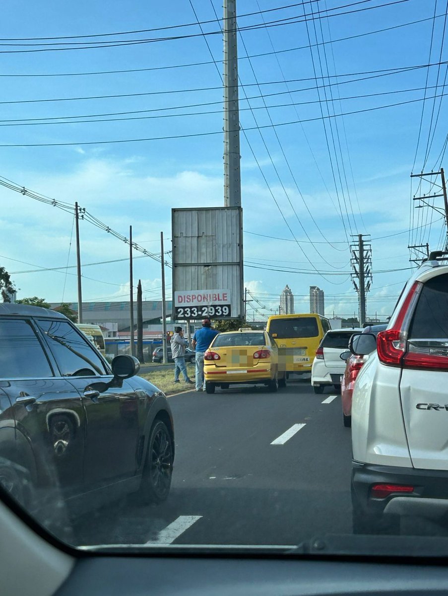 Precaución. Colisión en la vía Manuel F. Zárate en Brisas del Golf cerca de Colinas del Golf.