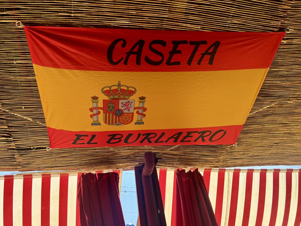 En buen yantar en la Caseta El Burlaero, en la Feria de Rociana del Condado… Y enfrente, la caseta del
Glorioso Real Betis Balompié.