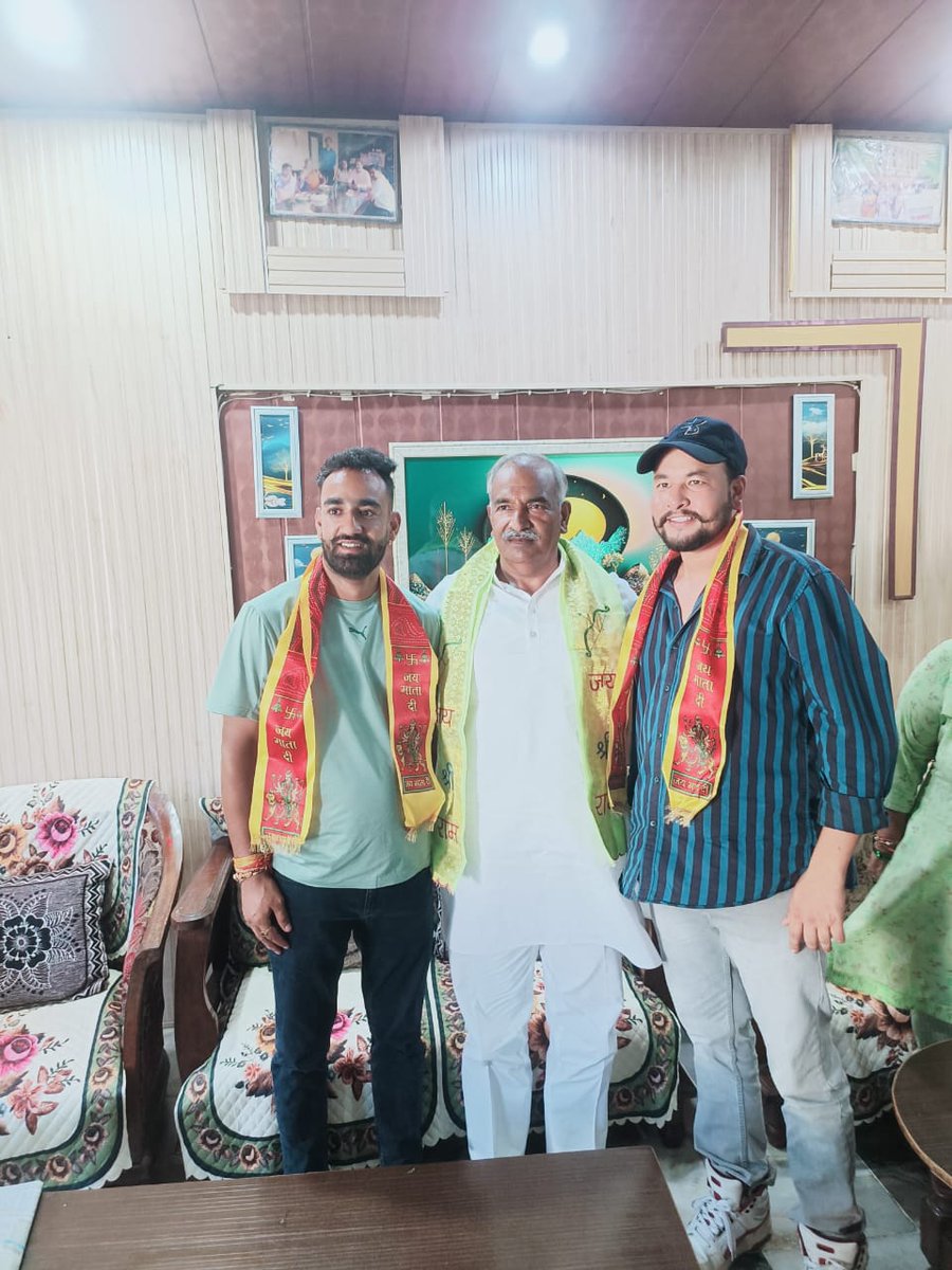 TheArvindPandey's tweet photo. स्नेह, स्वादिष्ट भोजन और आदर-सत्कार के लिए आपका सह्रदय धन्यवाद !
#HemaJoshi | #Banbasa | #Champawat | #Uttarakhand | @NarendraModi | @PMOIndia | @AmitShah | @JPNadda | @BLSanthosh | @ShivPrakashBJP | @DushyanttGautam | @RekhaVermaBJP | @AjaeyBJP | @MahendraBhatBJP https://t.co/YdrVvEY5Z9