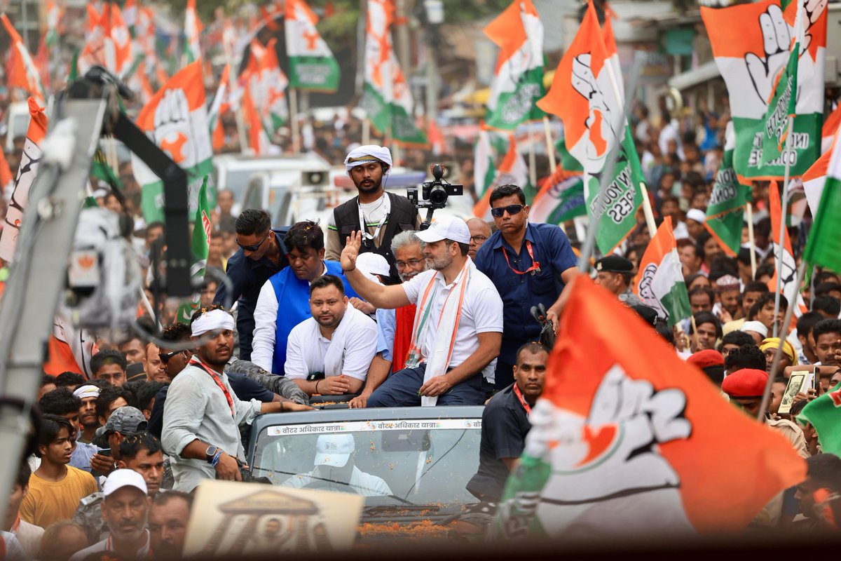 Allavaru's tweet photo. तिरंगे की सरपरस्ती, आगे बढ़ता कारवां... 
जुबां पर सिर्फ एक ही बात- लोकतंत्र जिंदाबाद 🇮🇳 https://t.co/eMVXCS5yIx