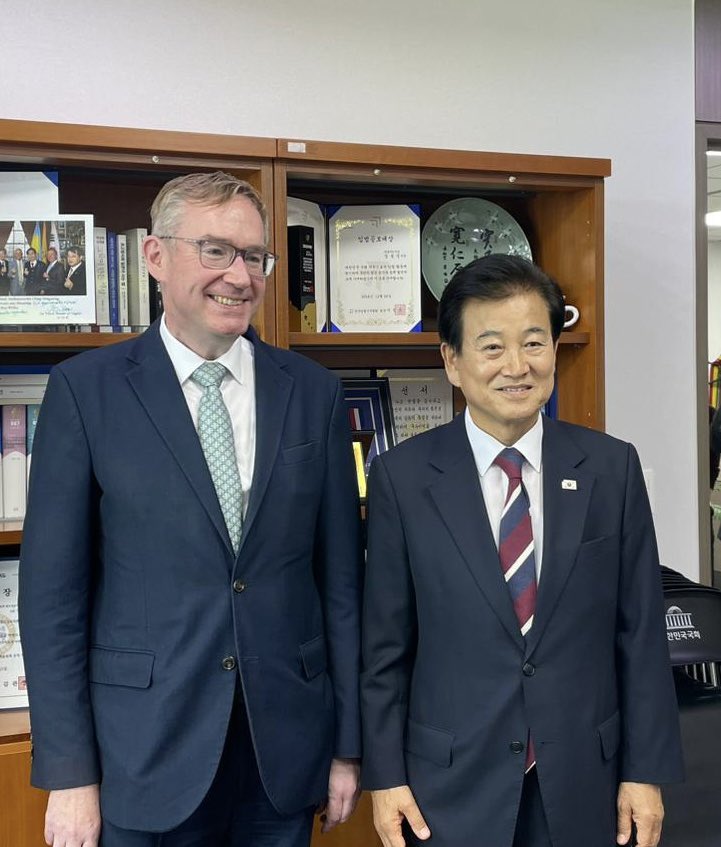 Today I wished <a href="/uni_kr/">통일부</a> Minister Chung Dong-young success in bringing peace and security to the Korean Peninsula. The UK is a member of <a href="/UNSC_Reports/">UN Security Council</a> and <a href="/UN_Command/">United Nations Command 유엔군사령부/유엔사</a>, and has maintained relations with #NorthKorea for 25 years.