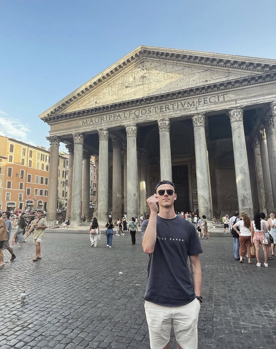 Happy friday to all you goats 🫰