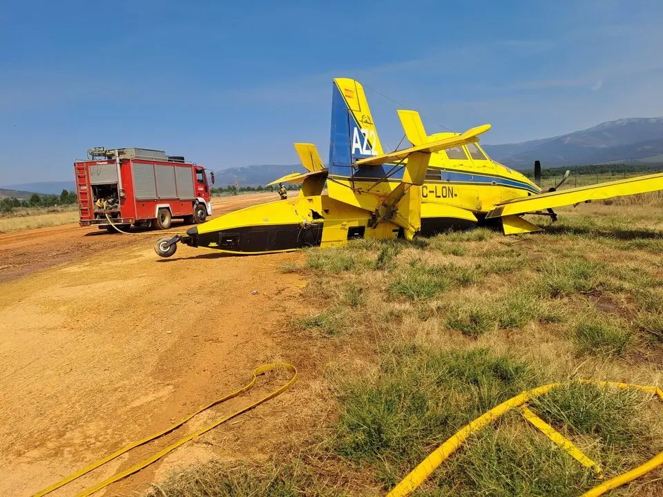 ✈️🇪🇸 En Espagne, un avion bombardier d’eau de type Air Tractor a été contraint à un atterrissage d’urgence et s’est malheureusement écrasé

🙏 Heureusement, le pilote est sain et sauf

👉 Cet accident nous rappelle à quel point les pilotes de bombardiers d’eau mettent leur vie en