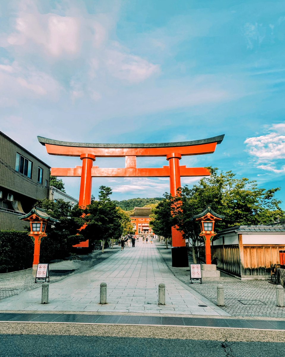 JaponEamigos's tweet image. Bajo el majestuoso torii, el mundo se transforma en un lienzo de serenidad y color. Japón no es solo un destino, es un eco de tradiciones milenarias que susurran al alma. Un viaje que te cambia la perspectiva. ⛩️🇯🇵 #Japón #Viajes #Torii